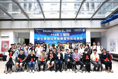 2025-5-7 特色成果展，李欣運院長與全體同學合影