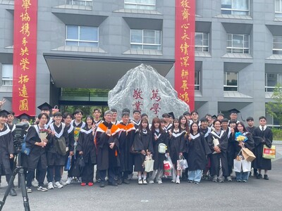 2025-6-7 畢業典禮，李欣運院長、吳宏達主任與化材系畢業同學合影