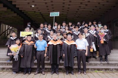 2023-06-10 畢業典禮，李欣院院長與畢業生於工學院門口合照。